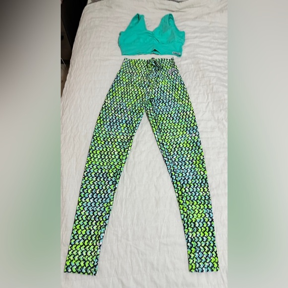 Colorful Abstract Activewear Set - Picture 2 of 3